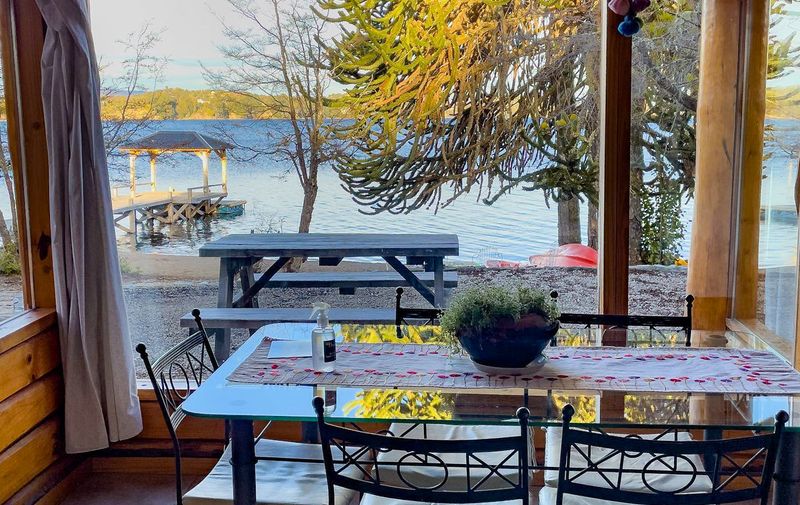 Mesa con vista al lago Aluminé