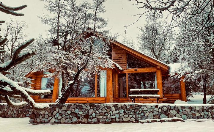 Cabaña entre los árboles nevados de Villa Pehuenia